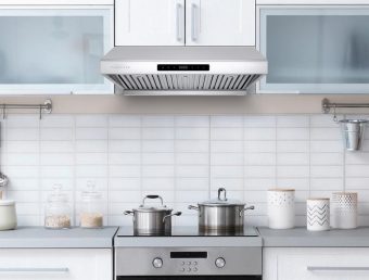 A kitchen view of the Hauslane PS10 (Chef Series) (30") Under Cabinet range hood for our The Top 5 Best Under Cabinet Range Hoods of 2022 listicle. The range hood is installed in a kitchen.